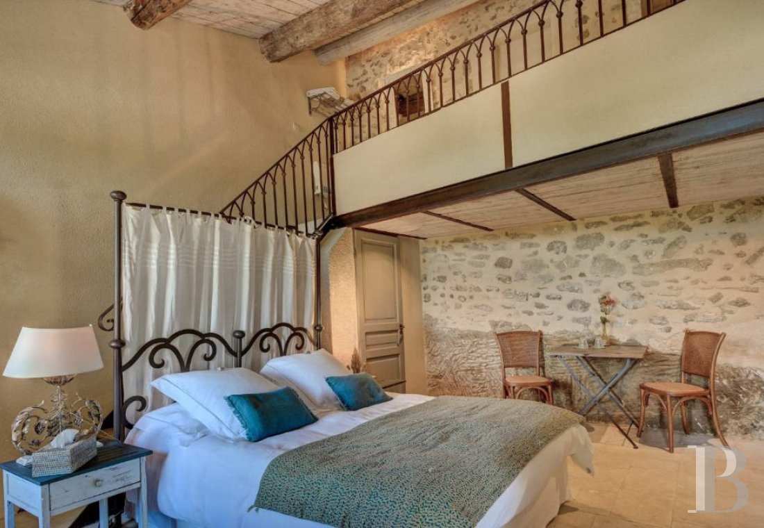 Dans le Vaucluse, aux environs de Beaumes-de-Venise,  une ancienne ferme du 18e siècle bordée de vignes - photo  n°10